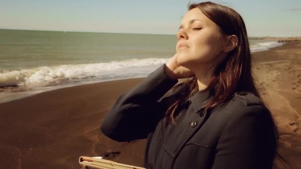 Mulher de negócios desfrutando do sol em frente ao oceano — Vídeo de Stock