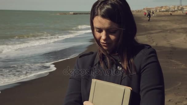 Hermosa mujer de negocios caminando en la playa hablando por teléfono — Vídeos de Stock