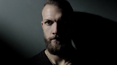 Tek başına karanlıkta serin adam üzgün sakallı