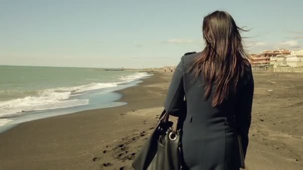 Zakelijke woma n wandelen op het strand met tablet — Stockvideo