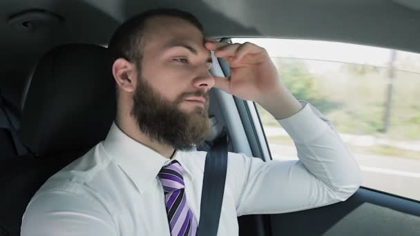 Sério homem de negócios dirigindo carro — Vídeo de Stock