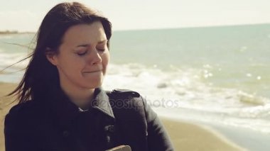iş kadını Beach güçlü sorun kavramı önünde ağlıyor