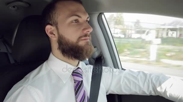 Σοβαρή επιχείρηση άνθρωπος οδήγηση αυτοκινήτου — Αρχείο Βίντεο