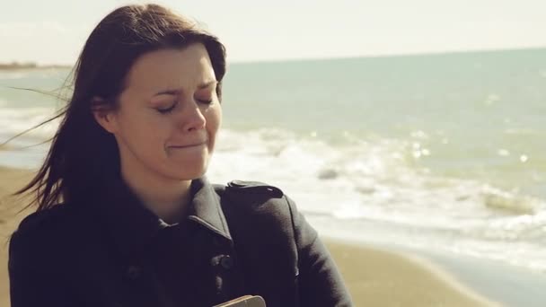 Donna d'affari piangendo di fronte alla spiaggia forte concetto problema — Video Stock