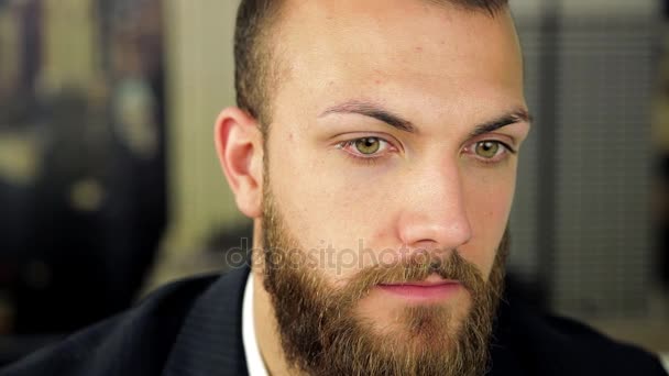 Молодой красивый мужчина с бородой думает: — стоковое видео