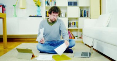 Adam faturaları ve vergi evde tablet ve pc ile denetleme