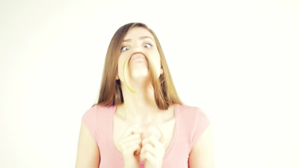 Belle femme faisant des visages drôles mignons jouant avec les cheveux faisant moustache isolé au ralenti — Video