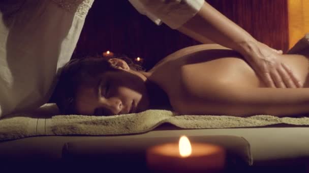 Kvinna i spa får rygg massage retrostil dolly skott — Stockvideo