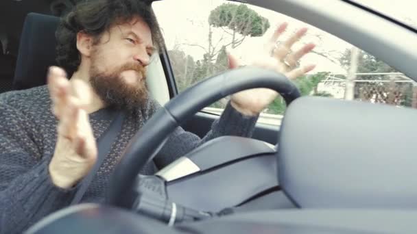 Забавна людина за кермом автомобіля танцює повільний рух — стокове відео