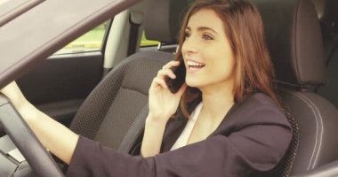 Muhteşem kadın arabada telefonda gülüyor