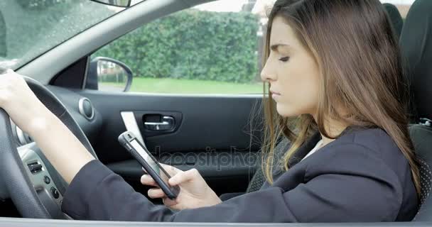 Γυναίκα γραπτών μηνυμάτων μήνυμα με το κινητό στο αυτοκίνητο — Αρχείο Βίντεο