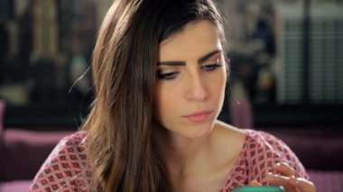 Güzel ve genç birbayan manifatura mesaj ile cep telefonu evde