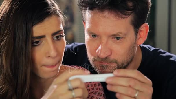 Par med fertilitetsproblem Upptäck positivt resultat kramas gärna i kärlek — Stockvideo