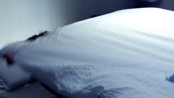 Пара в постели дерутся по ночам из-за одеяла — стоковое видео