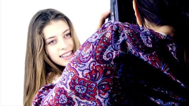 Professionelle Fotografin fotografiert blonde Teenager im Studio in Zeitlupe Nahaufnahme — Stockvideo