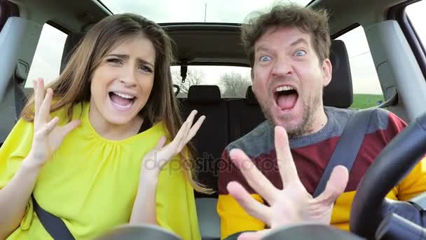 Man en vrouw in auto schreeuwen uitziende camera Slowmotion — Stockvideo