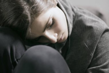 Genç kadın üzgün ve depresyonda ağlıyor