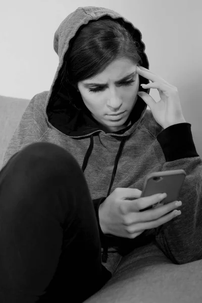 Vrouw ongerust op zoek bericht op mobiele telefoon — Stockfoto