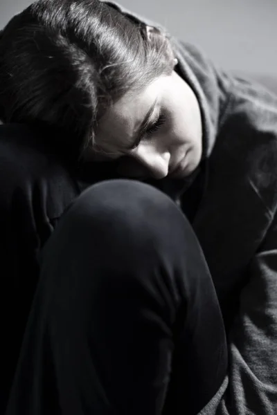 Mujer joven triste y deprimida llorando sintiendo dolor — Foto de Stock