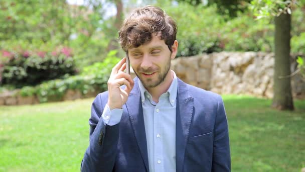 Cool young business man receiving good news on the phone. — Stock Video