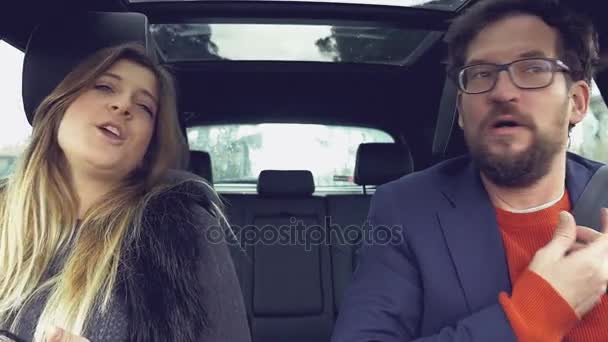 Feliz padre e hija riendo coche de conducción va de vacaciones — Vídeo de stock