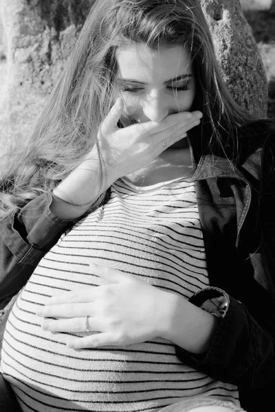 Feliz sorrindo mulher grávida sentindo chute de bebê preto e branco — Fotografia de Stock