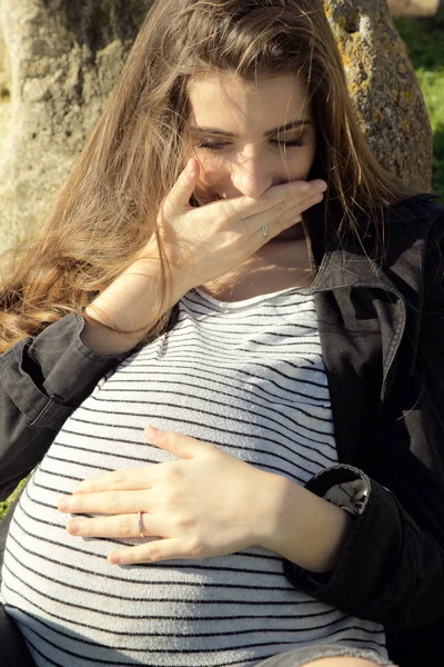 Lyckligt leende gravid kvinna känsla kick av baby — Stockfoto