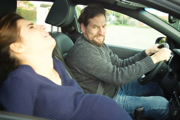 Hombre asustado de esposa dando a luz en coche — Foto de Stock