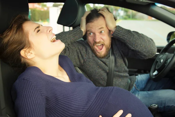 Homem gritando com a esposa grávida no carro assustado — Fotografia de Stock