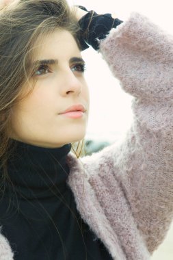 Güzel genç kadın model gökyüzüne bakarak poz