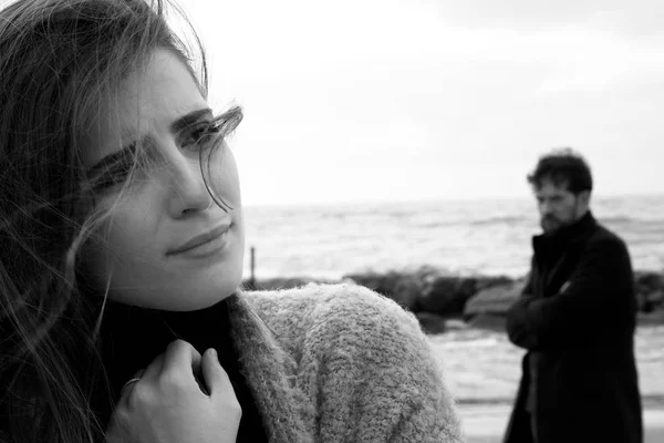 Triste donna disperata con fidanzato arrabbiato guardando il suo bianco e nero — Foto Stock