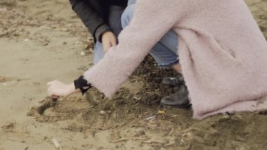 Güzel kadın resim kalp erkek portre ağır çekim sevgi dolu tarafından sarıldı kum üzerinde