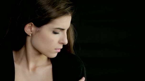 Schöne Frau denkt Gefühl einsam und traurig schwarzen Hintergrund — Stockvideo