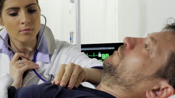 Médico comprobando corazón de paciencia en el hospital — Vídeos de Stock
