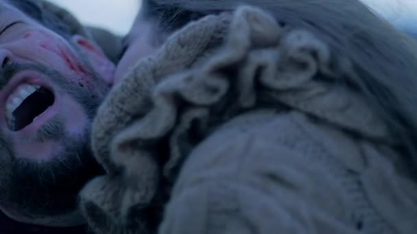 Θηλυκό βαμπίρ δαγκώνει άνθρωπο θανάτωση closeup — Αρχείο Βίντεο