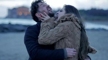 Aç güzel Dişi vampir plaj yavaş hareket üzerinde korkmuş adam ısırmaya çalışıyor.