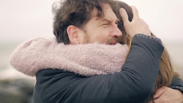 Красивый мужчина плачет обнимая любовь всей своей жизни — стоковое видео