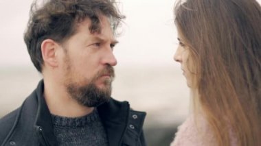 Karısı closeup ağır çekim sarılma nefes almak mümkün değildir aşık adam