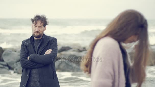 Man not able to understand feelings of girlfriend concept — Stock Video