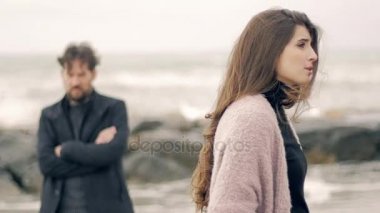 Kadın üzgün erkek arkadaşına konuşmak mümkün değil