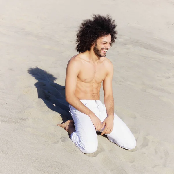 Man vol vreugde en geluk in de vakantie op het strand shirtless lachen — Stockfoto