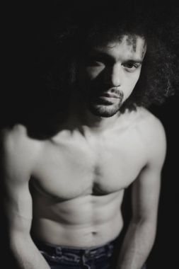 Serin yakışıklı siyah beyaz portre