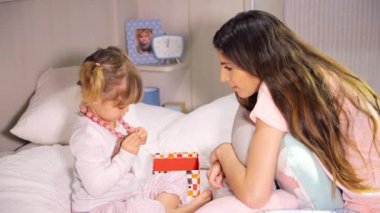 Kolye closeup ile yatakta oynayan kız