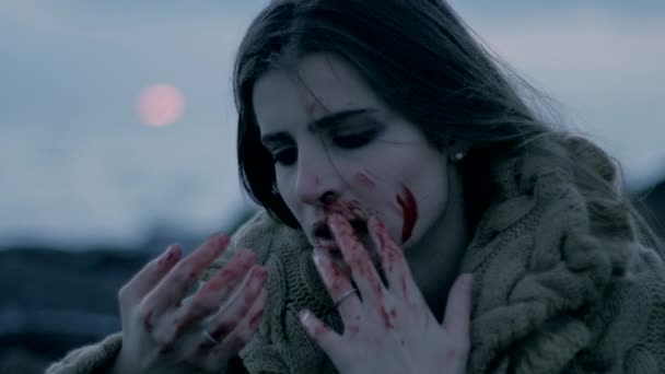 Louco feminino serial killer olhando sangue extremo closeup — Vídeo de Stock