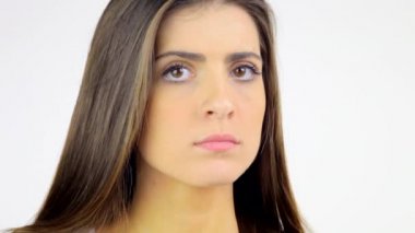 Kadın bekleyen endişeli portre fotoğraf makinesi arıyorum