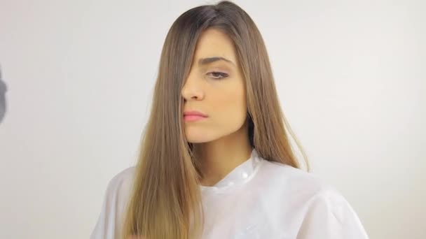 Mujer satisfecha de nuevo corte de pelo en el salón — Vídeos de Stock
