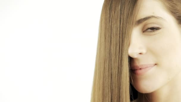 Retrato de mujer con el pelo largo y sedoso sonriendo — Vídeos de Stock