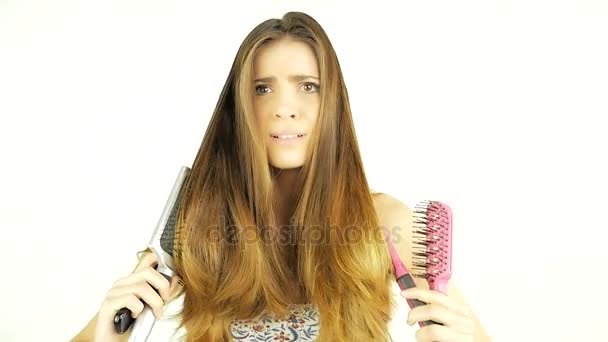 Donna spazzolatura lunghi capelli aggrovigliati con quattro spazzole infelice — Video Stock