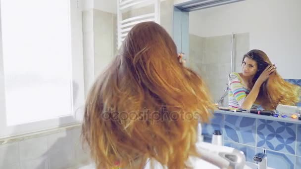 Donna che asciuga i capelli lunghi in bagno felice sorridente davanti allo specchio . — Video Stock