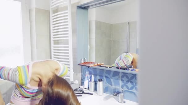 Vrouw föhnen lange haren in de badkamer gelukkig. — Stockvideo